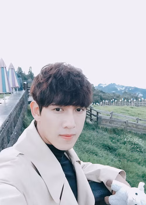 Song Luân sở hữu gương mặt thư sinh với má lúm đồng tiền ngọt ngào. Ảnh: FBNV