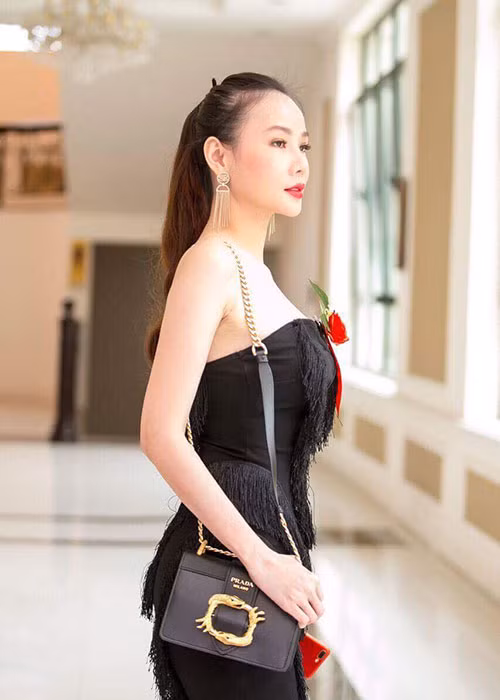 Sau khi tân trang gương mặt và hình thể, bà mẹ hai con trông đầy đặn, xinh đẹp, trẻ trung hơn trước. Ảnh: FBNV