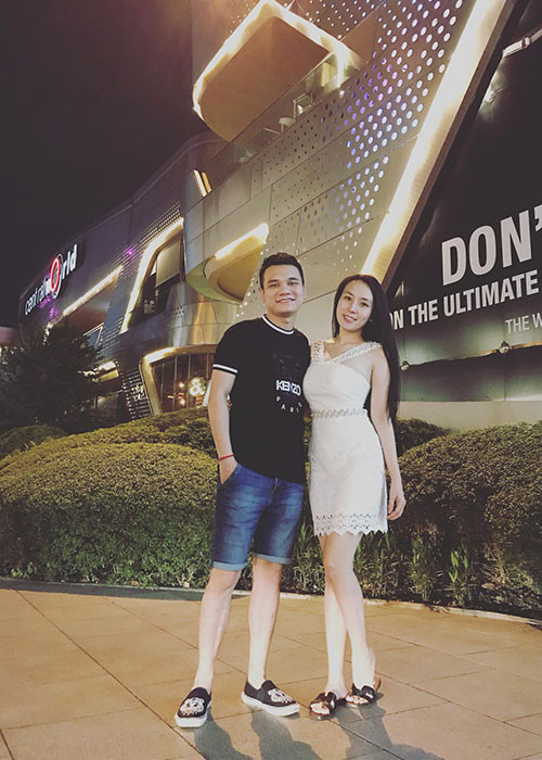 Khắc Việt tình tứ bên vợ sắp cưới tại Thái Lan.