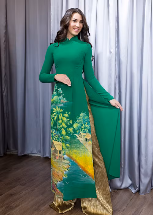 Hoa hậu Hoàn vũ Na Uy 2017 tỏ ra rất thích thú với món quà của người đẹp gốc Thái Bình.