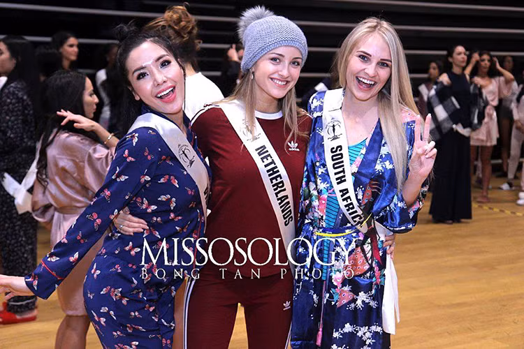 Khánh Phương nhanh chóng hòa nhập vào cuộc thi. Trong ảnh, đại diện Việt Nam thân thiết với thí sinh đến từ Hà Lan và Nam Phi. Ảnh: Missosology