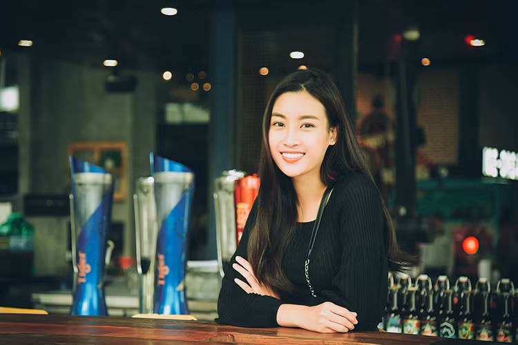 Hoa hậu Đỗ Mỹ Linh tranh thủ đi chơi trong chuyến công tác ở Đà Nẵng.