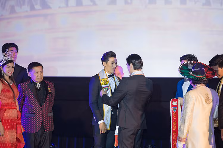 Tân Nam vương Quốc tế không quên gửi lời cảm ơn đến người thân, bè bạn đã luôn ủng hộ hỗ trợ anh.