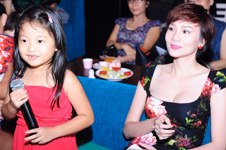 Dương Yến Ngọc có đường tình duyên khá lận đận. Năm 2007, người đẹp kết hôn với một doanh nhân hơn cô 2 tuổi. Tuy nhiên, Dương Yến Ngọc ly hôn chồng khi con gái đầu lòng lên 3 tuổi. Ảnh: Zing