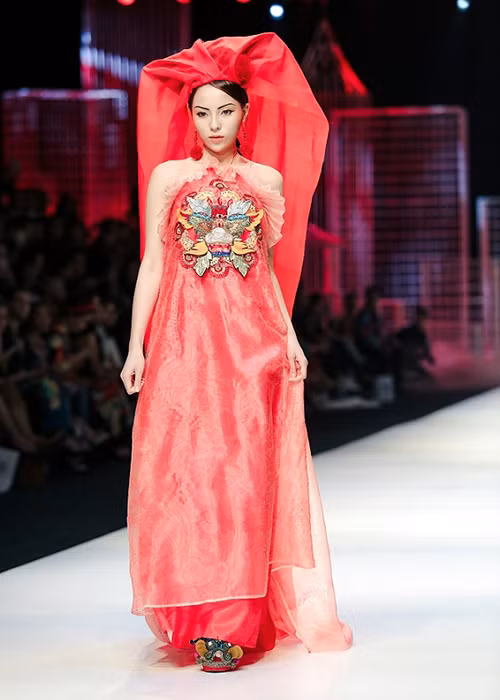 Kỳ Duyên bước chân vào làng giải trí với danh hiệu Hoa hậu Việt Nam 2014. Sau khi đăng quang, cô thỉnh thoảng trình diễn catwalk trong một số show diễn trong nước. Ảnh: Công Lý