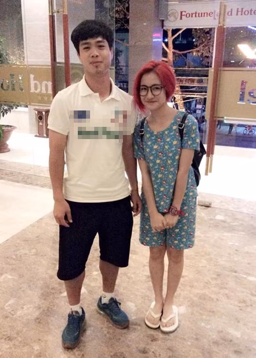 Cuối năm 2014, Hòa Minzy vướng nghi vấn hẹn hò Công Phượng. Nữ ca sĩ từng nhiều lần thể hiện tình cảm với U19 Việt Nam và cả Công Phượng. Thậm chí, Hòa Minzy không ngại vất vả đến tận Gia Lai cổ vũ cho đội tuyển của nam cầu thủ. Ảnh: Dân Việt