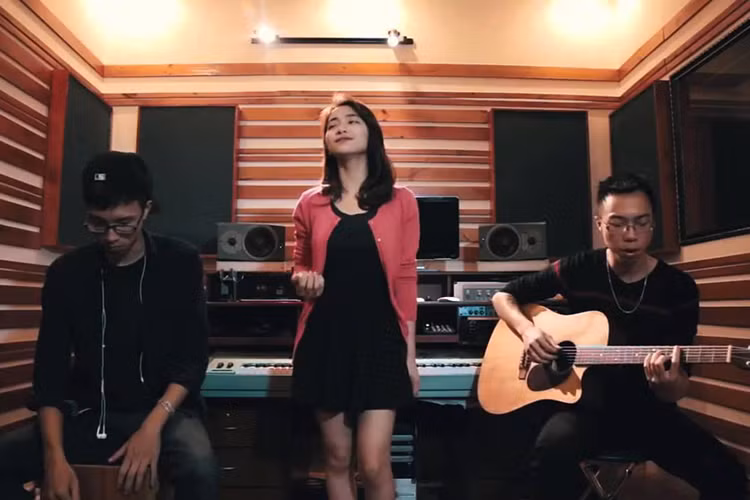 Tùng Acoustic đã động viên Hòa Minzy tham gia Học viện Ngôi sao. Anh còn thường xuyên kêu gọi khán giả bình chọn cho bạn gái khi cô còn trong cuộc thi. Khi còn hẹn hò, cặp đôi đã có nhiều kỷ niệm hạnh phúc. Ảnh: Youtube