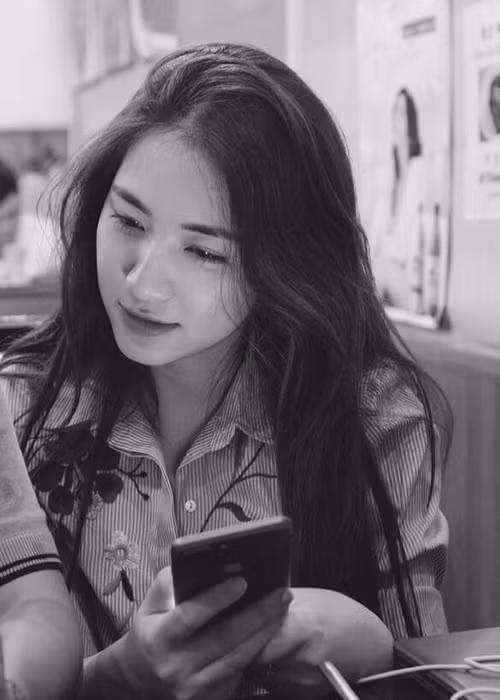 Mới đây, Hòa Minzy thừa nhận cô đã có bạn trai mới. Trong cuộc phỏng vấn với Zing, nữ ca sĩ cho biết bạn trai của cô là người rất tuyệt vời, có trí thức, lòng nhân ái và chấp nhận hình xăm tên người cũ trên ngực của cô. Ảnh: FBNV