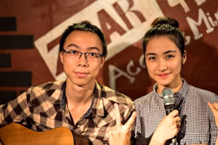 Hòa Minzy từng công khai hẹn hò với Tùng Acoustic - người khá nổi tiếng trên mạng xã hội nhờ các clip hướng dẫn chơi guitar và hát cover. Không chỉ gắn bó trong cuộc sống, cả hai còn từng thường xuyên hợp tác biểu diễn. Ảnh: Vietnamnet