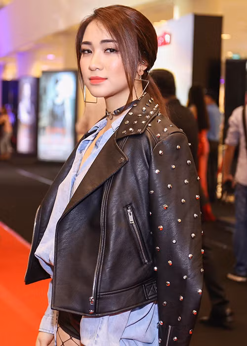 Cuối tháng 10 vừa qua, Hòa Minzy bất ngờ nhắc lại chuyện tình cảm với Công Phượng trong một talkshow. Cô chia sẻ khi Công Phượng nói lời chia tay, cô không chấp nhận sự thật này nên nhắn tin nhớ anh trong suốt 2 tháng nhưng không được trả lời. Ảnh: FBNV