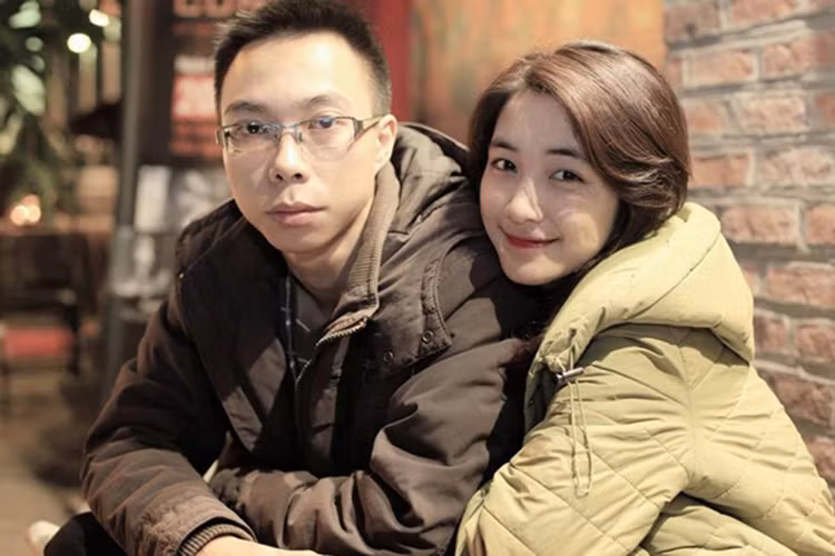 Tuy nhiên, mối quan hệ giữa Hòa Minzy và Tùng Acoustic bắt đầu rạn nứt khi Hòa Minzy chuyển hẳn vào Sài Gòn để lập nghiệp trong khi bạn trai của cô sống ngoài Bắc. Vì xa mặt cách lòng, cặp đôi quyết định chia tay vào tháng 10/2014. Ảnh: Thể thao và văn hóa