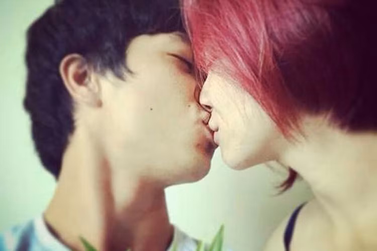 Tháng 1/2015, bức ảnh Hòa Minzy - Công Phượng hôn nhau đắm đuối do chính nữ ca sĩ đăng tải gây bão dư luận. Tháng 4/2015, cộng đồng một lần nữa dậy sóng trước bức ảnh được cho là Hòa Minzy vừa ăn vừa trò chuyện với Công Phượng qua iPad. Ảnh: Zing