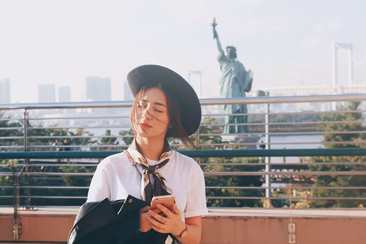 Sau khi chia sẻ về mối quan hệ với Công Phượng, Hòa Minzy bị cư dân mạng ném đá vì cho rằng cô cố tình khơi lại chuyện cũ. Hòa Minzy lập tức khẳng định cô không phải muốn khơi lại, không phải muốn lợi dụng hay trách móc ai mà chỉ muốn kết thúc mọi thứ trong nụ cười. Ảnh: FBNV