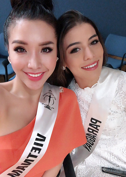 Người đẹp sinh năm 1995 luôn rạng rỡ và tạo được thiện cảm với nhiều thí sinh khác. Ảnh: FBNV