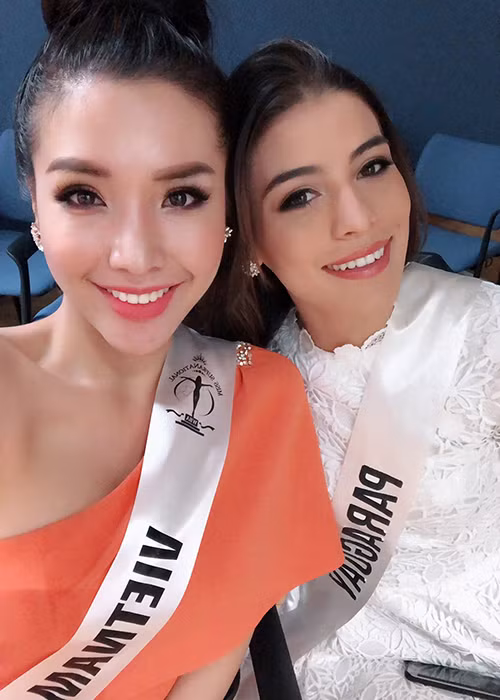 Người đẹp sinh năm 1995 luôn rạng rỡ và tạo được thiện cảm với nhiều thí sinh khác. Ảnh: FBNV