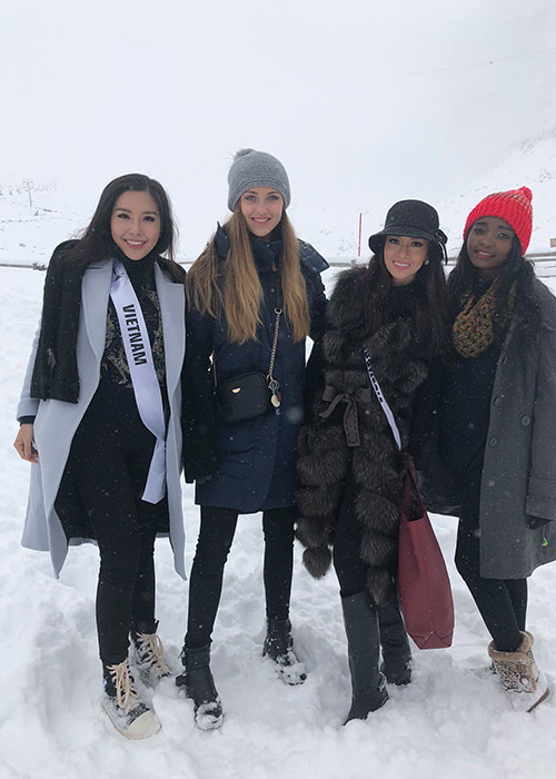 Khánh Phương chụp ảnh kỷ niệm cùng các người đẹp tại Hoa hậu Siêu quốc gia 2017 trong chuyến đi. Ảnh: FBNV