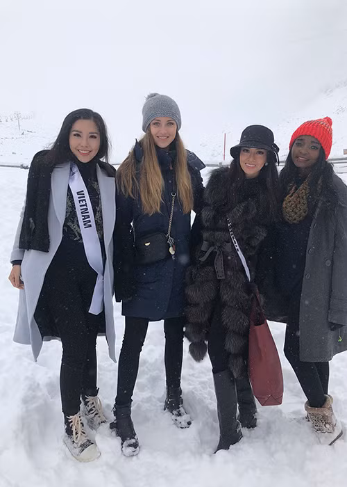 Khánh Phương chụp ảnh kỷ niệm cùng các người đẹp tại Hoa hậu Siêu quốc gia 2017 trong chuyến đi. Ảnh: FBNV