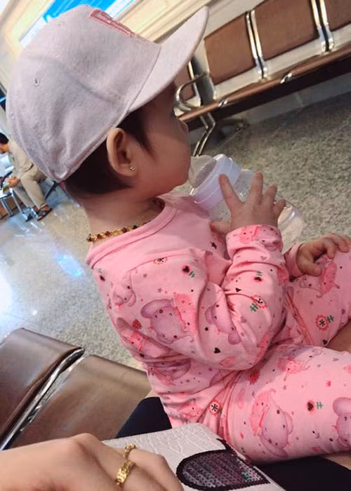 Con gái Hồng Quế không khóc khi tiêm phòng.