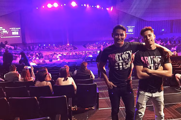 Hồ Vĩnh Khoa và người yêu đồng tính đi xem show diễn của Britney Spears.