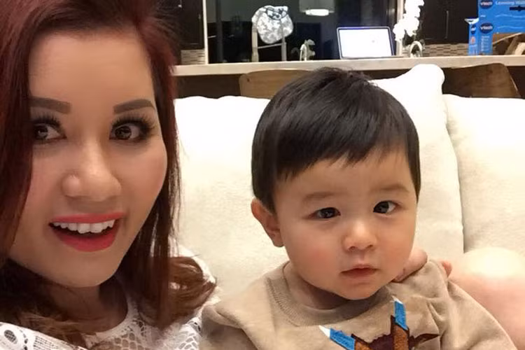 Bà xã Đan Trường chia sẻ: “Thiên Từ vẫn bệnh nhưng mẹ kêu con đóng quảng cáo và chụp hình với mẹ”.