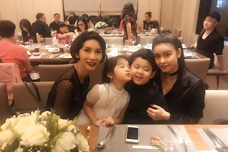 Mới 5 tuổi, con trai Tim - Trương Quỳnh Anh đã muốn cưới bé Thỏ - con gái Xuân Lan vừa tròn 4 tuổi.