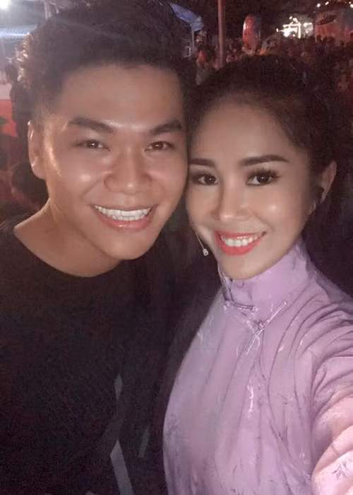 Lê Phương được chồng trẻ Trung Kiên hộ tống đi biểu diễn.