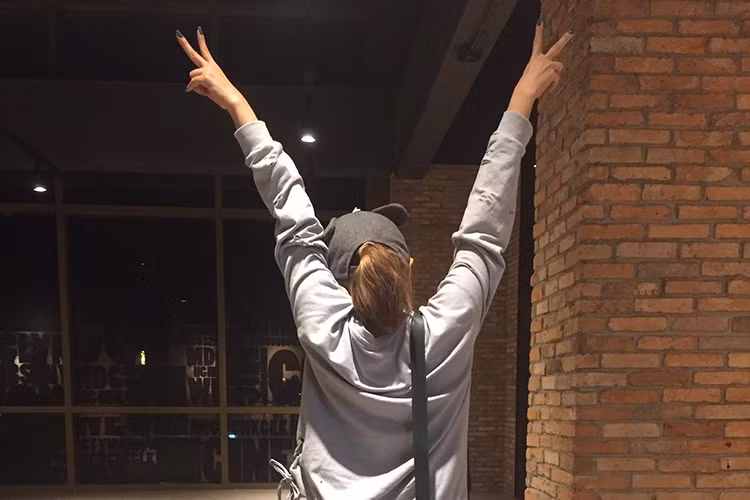 Khả Như tỏ ra khá vui vẻ khi đi xem phim sau tai nạn bị bỏng mặt.