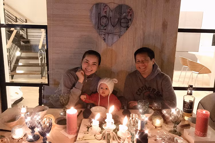 Vợ chồng Phan Như Thảo tận hưởng bữa tối lãng mạn trong căn nhà ở Đà Lạt.