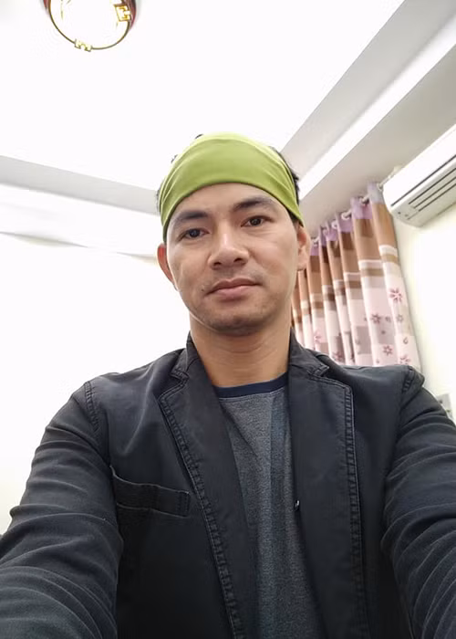  Hot Face sao Việt 24h: Xuân Bắc đeo băng đô của vợ. Khi chia sẻ hình ảnh, anh được fans nhận xét giống diễn viên Lê Khanh.