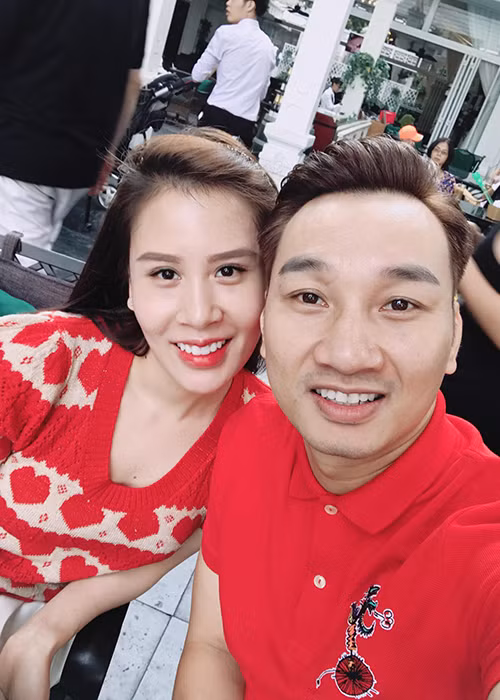 Vợ chồng sao Việt Thành Trung - Ngọc Hương mặc đồ đôi và nhuộm tóc cùng một màu.