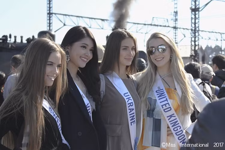 Á hậu Thùy Dung tự tin đọ sắc cùng đại diện của Thụy Sĩ, Ukraine và Vương quốc Anh (từ trái sang phải). Ảnh: BTC