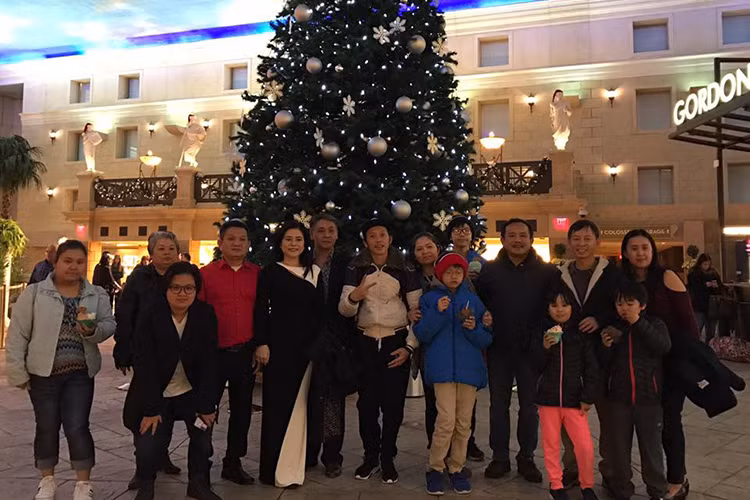 Danh hài Hoài Linh hội ngộ bạn học là một trong những tin tức sao Việt trong ngày 24/11.