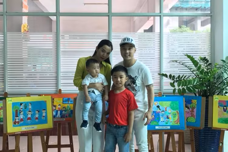 Ưng Hoàng Phúc gửi lời chúc mừng sinh nhật cậu con trai riêng của vợ. "Ba mẹ không ở nhà để mừng ngày vui này với con, nhớ các con nhiều lắm, về sẽ có quà cho cục cưng nhé", nam ca sĩ viết.