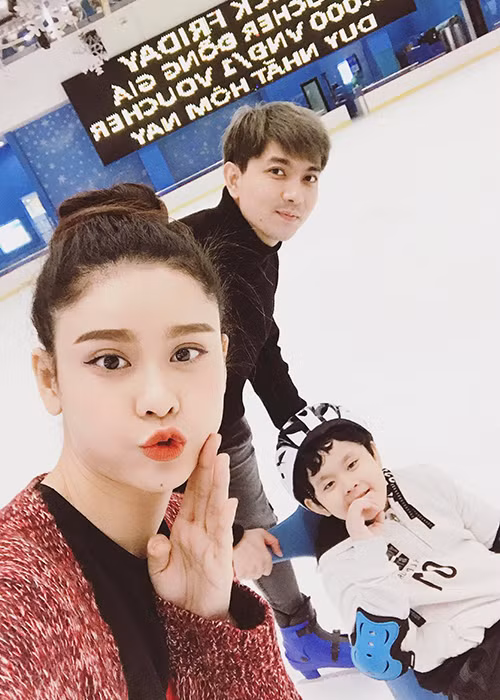 Vợ chồng Tim - Trương Quỳnh Anh đưa con trai đi trượt băng.