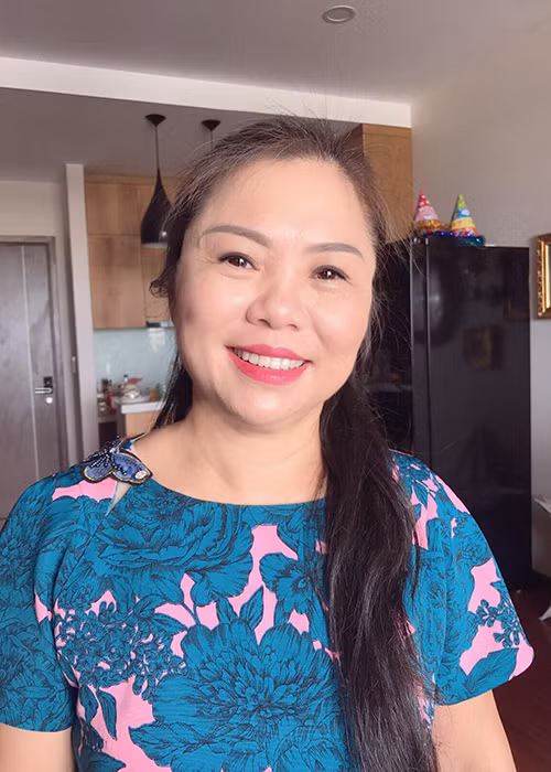 Hương Tràm tự tay trang điểm cho mẹ.