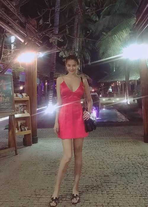 Linh Chi tâm sự: "Mới nói chuyện với bố xong. Bố bảo cuộc đời nó thế con ạ. Giờ bố chỉ mong 3 chị em các con khỏe mạnh. Như vậy là bố yên tâm rồi".