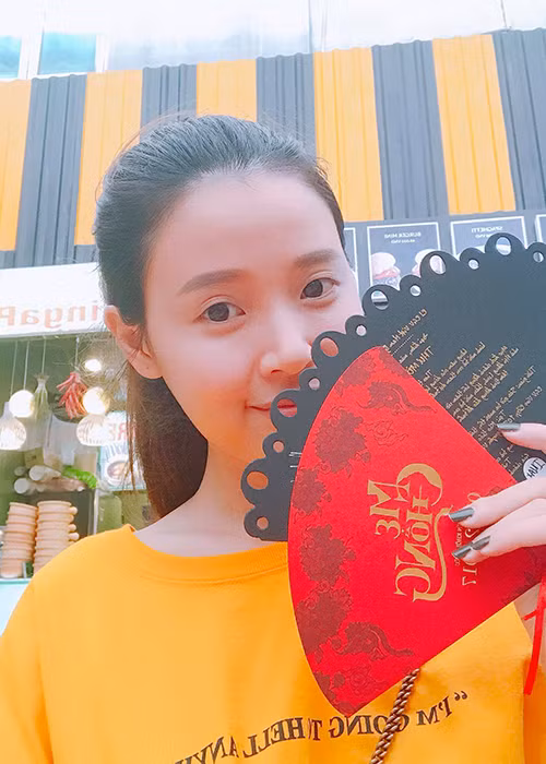 Midu háo hức chuẩn bị ra mắt bộ phim “Mẹ chồng”. Trong phim, cô đóng vai một nàng dâu trong nhà địa chủ.