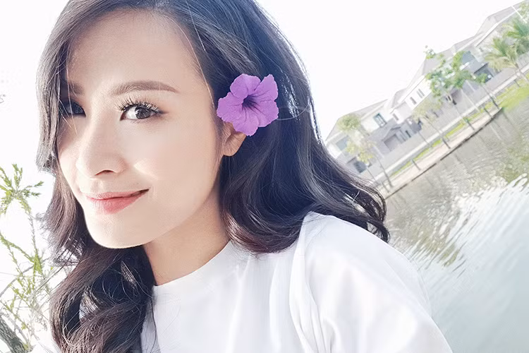 Đông Nhi được khen nhan sắc đời thường xinh đẹp.