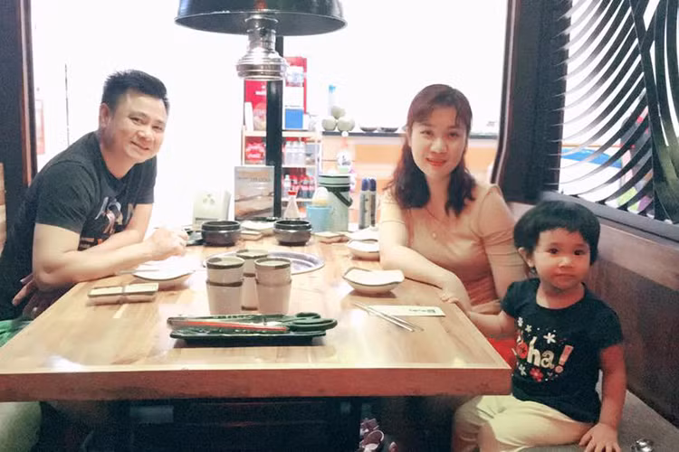 Vợ chồng Tự Long đưa con gái đi chơi.
