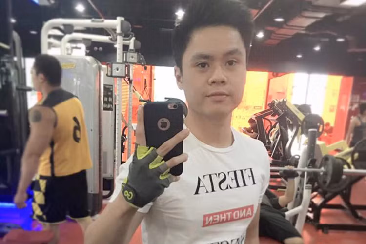 Phan Thành - tình cũ của Midu đăng ảnh đi tập gym kèm chú thích: “Xấu trai nhưng cũng có người yêu rồi”.