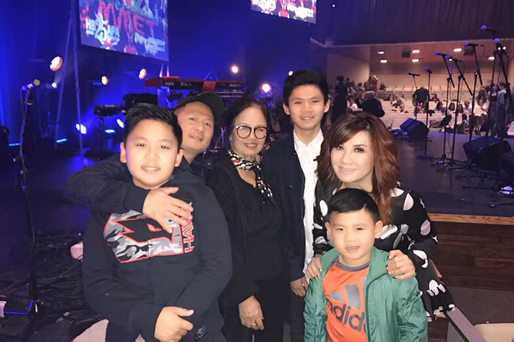 Bằng Kiều và Trizzie Phương Trinh cùng đến cổ vũ cậu con trai đầu lòng Beckham.