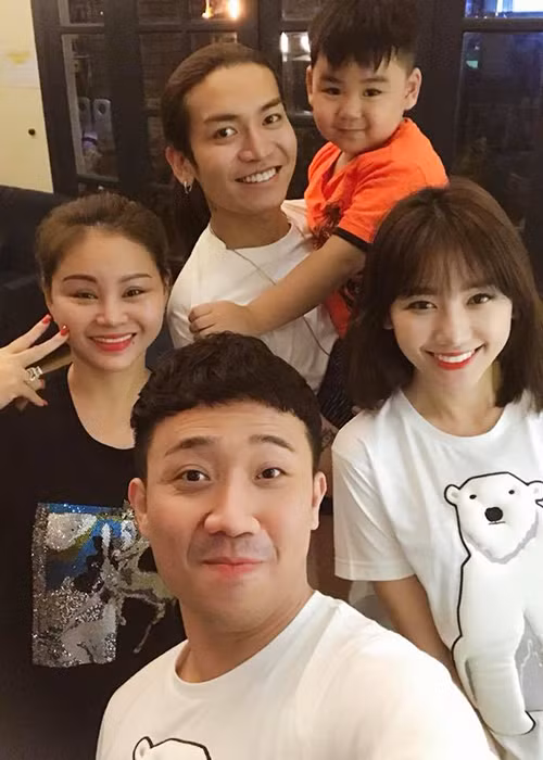 Vợ chồng Trấn Thành - Hari Won mặc áo đôi chụp ảnh cùng Lê Giang và BB Trần.