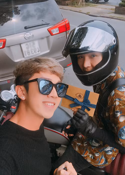 Minh Xù nhận thiệp cưới của cặp đôi sao Việt Khởi My - Kelvin Khánh.