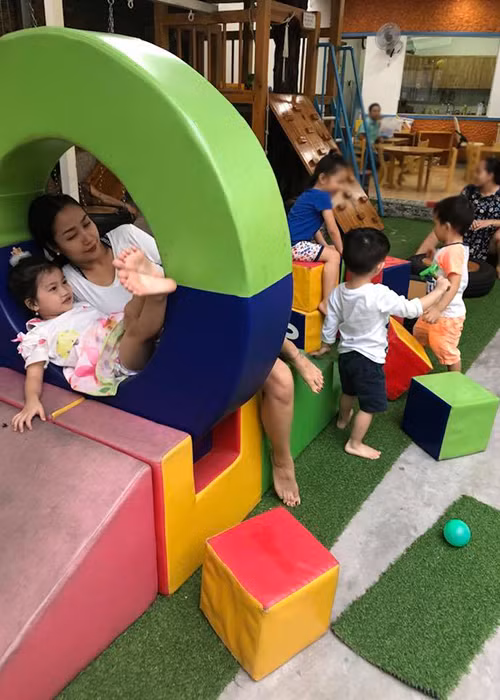 Hot Face sao Viet 24h: Oc Thanh Van vui ve ben con giua on ao