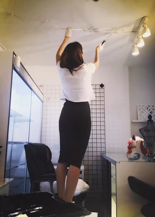 Ngọc Quyên hào hứng làm công việc lắp đèn, sơn tiệm, đóng đinh, dựng tủ để chuẩn bị mở cửa hàng mới.