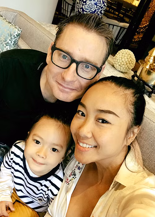 Đoan Trang dẫn con gái sang Thái Lan thăm chồng.