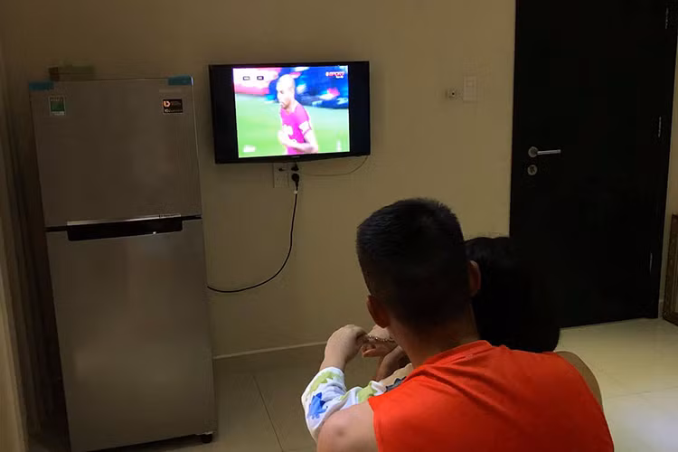 Thủy Tiên chia sẻ hình ảnh chồng và con gái xem tivi màn hình nhỏ vì các tivi màn hình lớn đều bị hỏng.