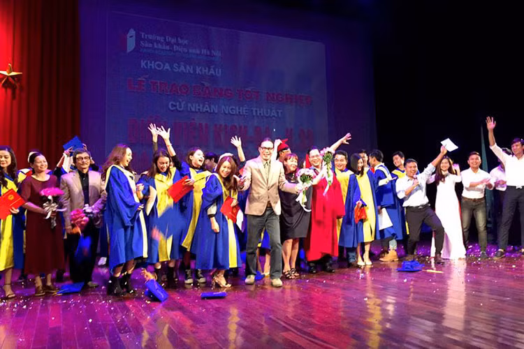 Đạo diễn Trần Lực chúc mừng các sinh viên nhận bằng tốt nghiệp cử nhân nghệ thuật.