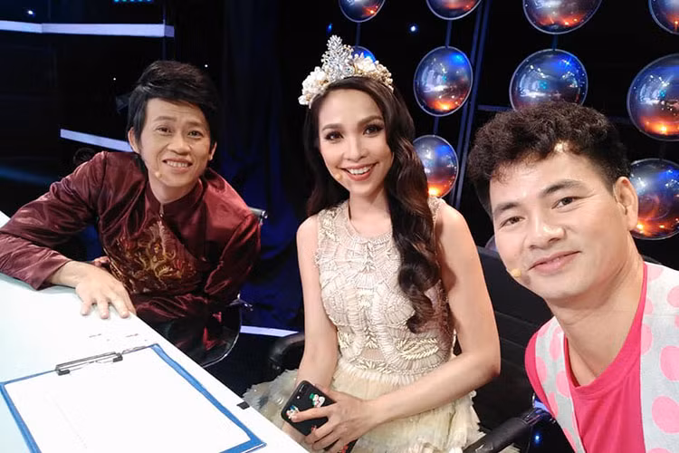 Xuân Bắc chụp ảnh kỷ niệm bên Hiền Thục và Hoài Linh là một trong những tin tức sao Việt trong ngày 10/11.