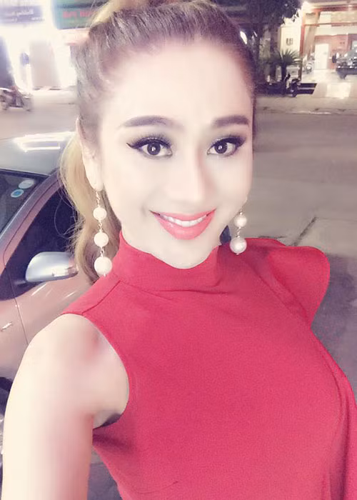 Lâm Khánh Chi tâm sự: “Gần đến ngày rồi niềm vui lại ùa về. Cảm giác hồi hộp và háo hức được vinh dự bước lên thánh đường ...”.